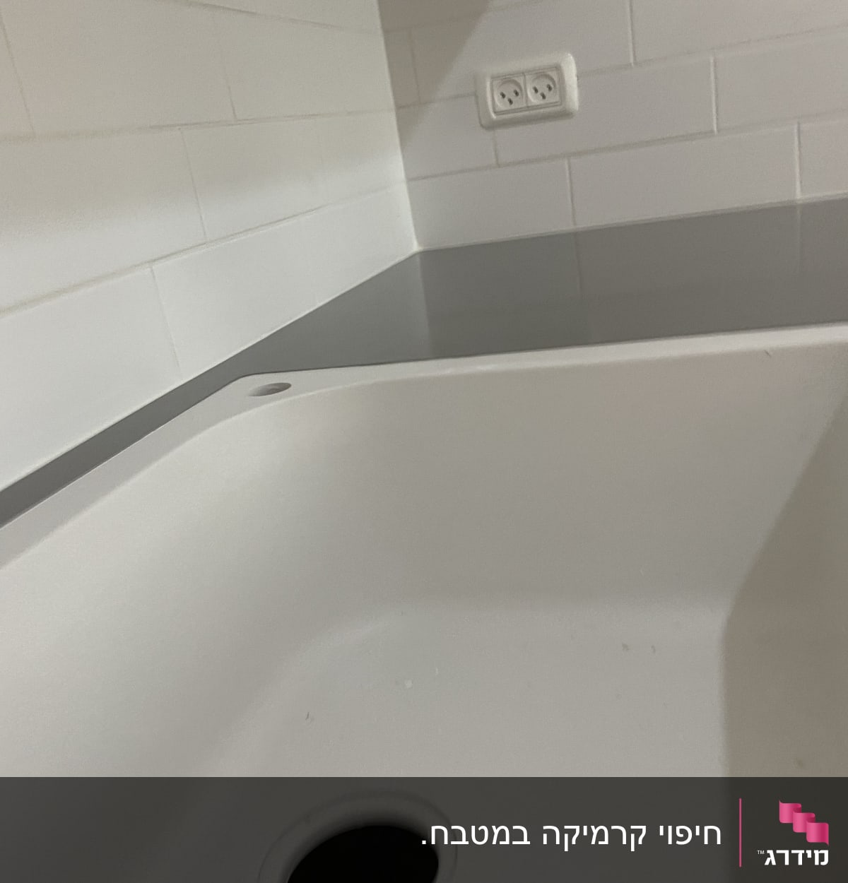 כיור חדש עם משטח עבודה וקיר אריחים לבנים